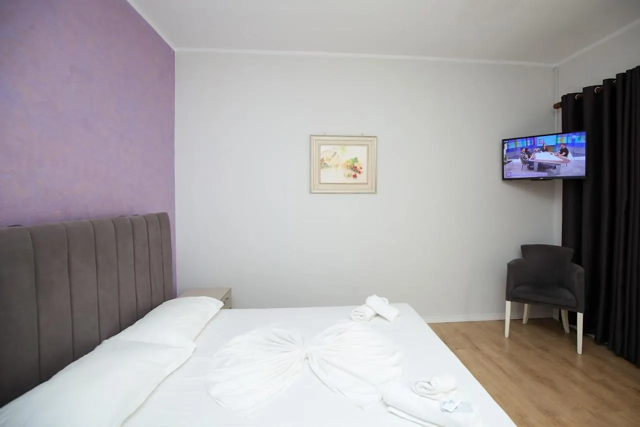 Juar Hotel Radhimë 3*,