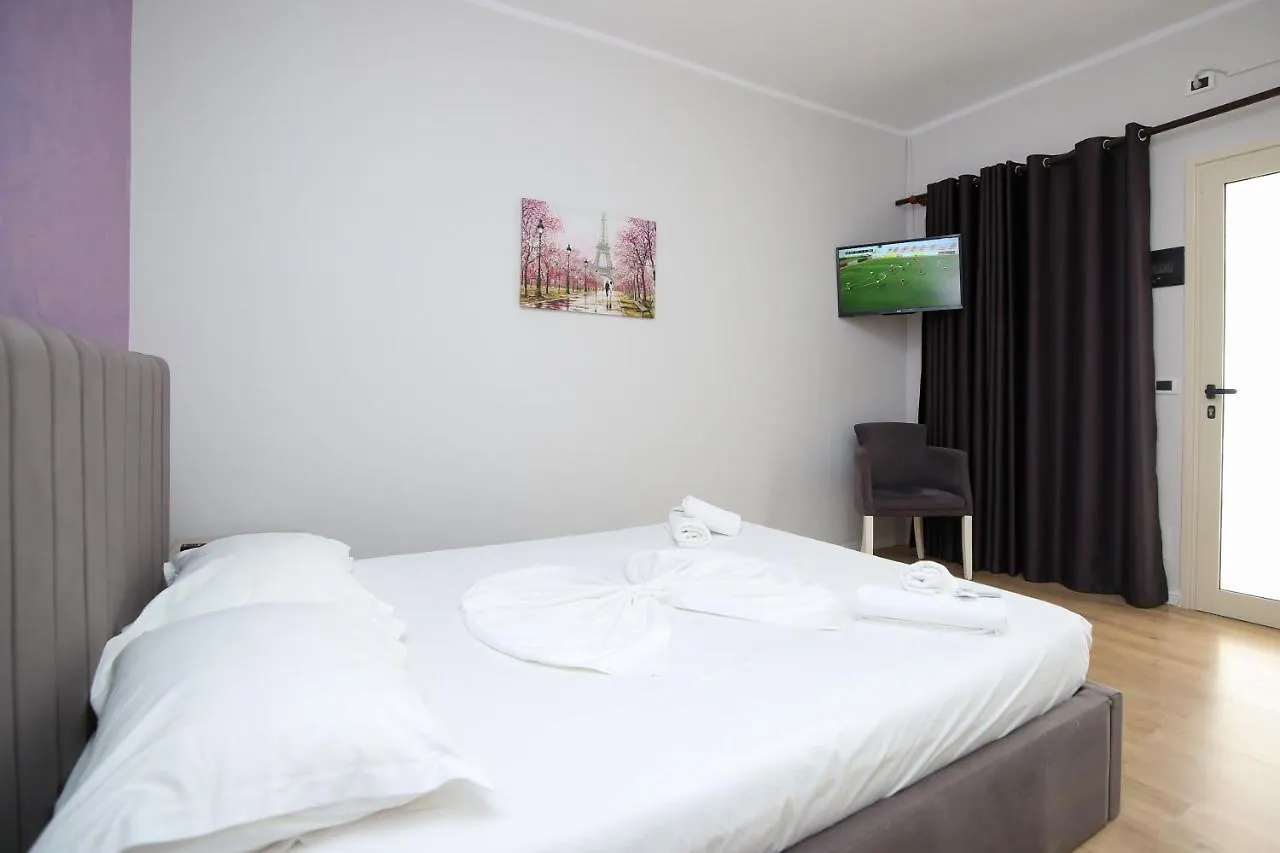Juar Hotel Radhimë